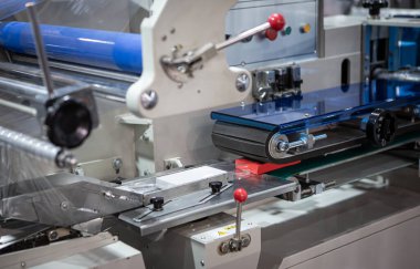 Otomatik yiyecek akış ambalaj makinesi. Gıda endüstrisinde gıda ambalajlama makinesi.
