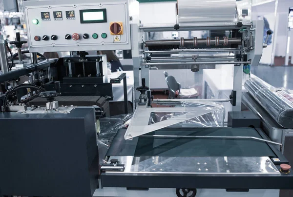 Sanayi Deposunda Paket Küçültme Film Ambalajlama Makinesi — Stok fotoğraf