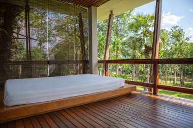 Ev yaşam tarzı yatak terası. Terasta gevşeme yazı. İç mimari.