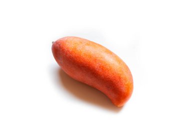 Beyaz arka planda kırmızı mango. Organik tropikal taze meyve.