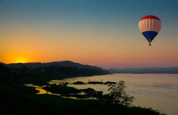 Balon Gorące Powietrze Przelatujący Nad Rzeką Mae Kong Malowniczym Widokiem — Zdjęcie stockowe