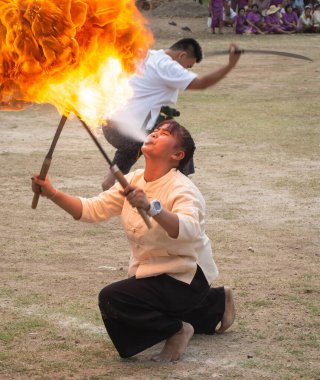 Lamphun, Tayland - 12 Nisan 2019: Lamphun ilindeki Songkran festivalinde kadın ateş soluğu verdi