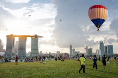 Marina Körfezi, Singapur - 4 Ekim 2014: Marina Barrage üzerinde uçan sıcak hava balonu görüntüsü. Singapur şehir manzarası manzarası ve arka planda günbatımı.
