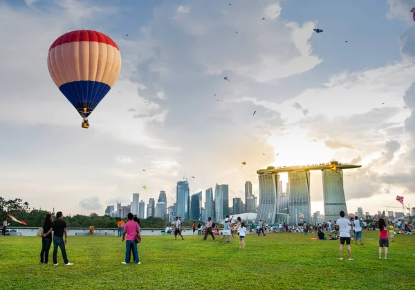 Marina Bay Singapore Жовтня 2014 Повітряний Вид Повітряну Кулю Летить — стокове фото