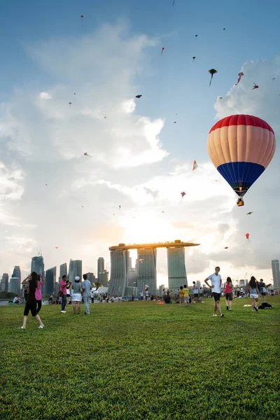 Marina Bay Singapore Жовтня 2014 Повітряний Вид Повітряну Кулю Летить — стокове фото