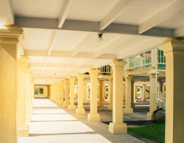 Tünelde yürüme yolu. Sabah güneşli bir yol..