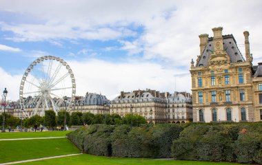 Paris 'teki şehir manzarası ve Jardin de Tuileries' deki dönme dolap manzarası. Paris, Fransa.