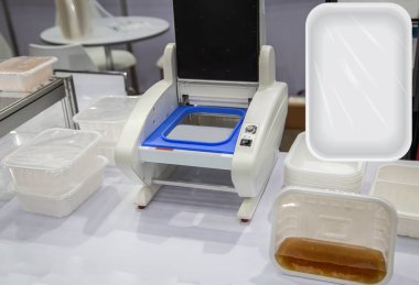 Yiyecek kabı ısı yalıtım makinesi. Plastik bardak ambalaj makinesi.