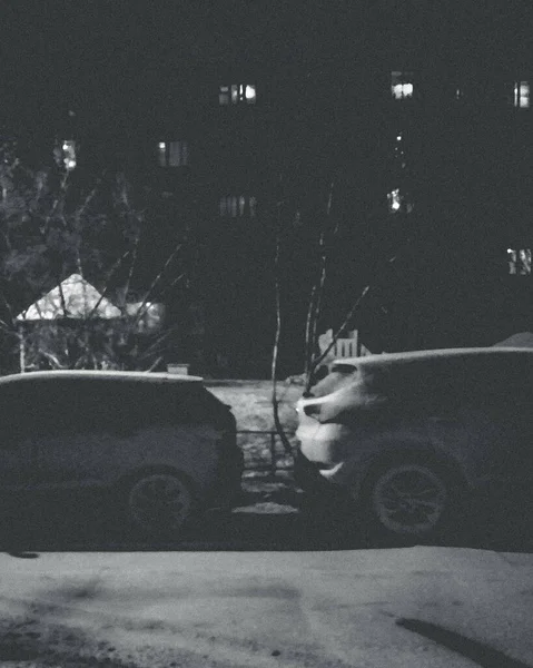 最初の雪が市内に降った もうすぐ冬が来る — ストック写真