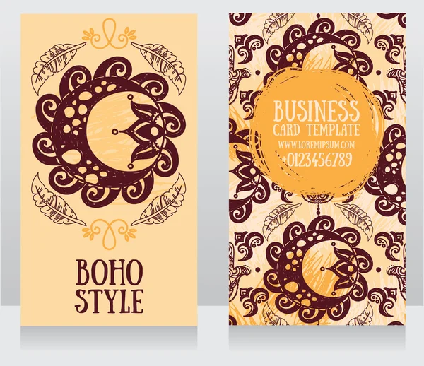 Carte con doodle sole e ornamento di piume in stile boho — Vettoriale Stock