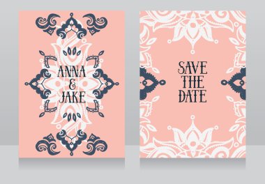 Elle çizilmiş süsleme ile iki güzel düğün davetiyeleri