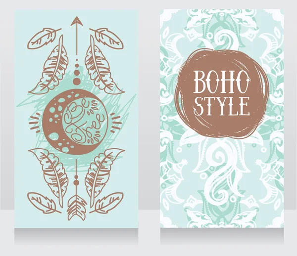 Deux cartes avec ornement de lune doodle et plumes dans le style boho — Image vectorielle