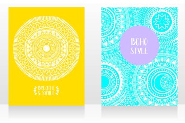 Dövme salonu, açık mavi ve sarı renkler, vektör çizimleri için iki adet süs ve güneş sembollü etnik tarz kart kullanılabilir