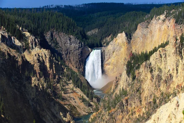 Chute d'eau merveilleuse à Yellowstone — Photo