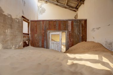 bir evde kolmanskop kum