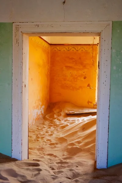 Lumière d'une porte à kolmanskop — Photo