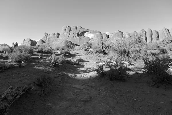 The skyline arch at arches national park utah (black and white) — Stock Photo, Image