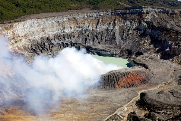 El cráter humeante del volcán Poas en el parque nacional Poas en Costa Rica Centroamérica —  Fotos de Stock