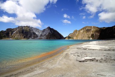 pinatubo volcano in filipina  clipart