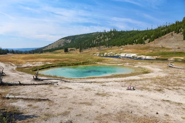Una maravillosa piscina en el parque nacional de Yellowstone — Foto de Stock