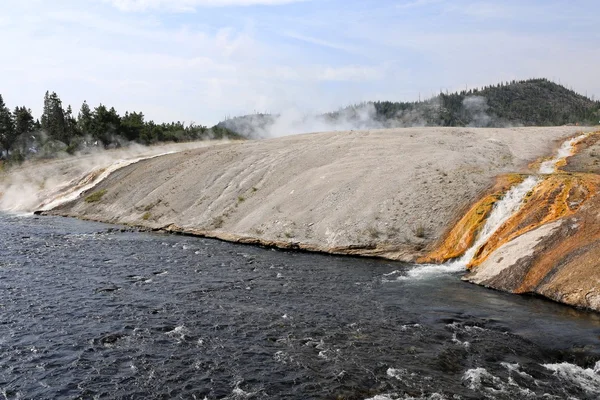 Une rivière très chaude au parc national de Yellowstone États-Unis — Photo