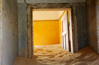 bir evde kolmanskop kum