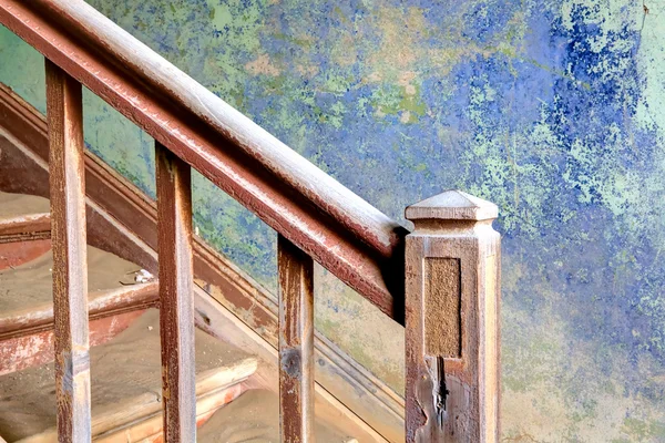 Bir terk edilmiş evde kolmanskop merdiven — Stok fotoğraf