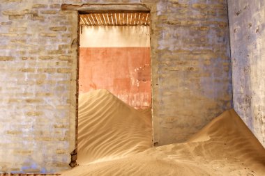 kolmanskop terk edilmiş evde