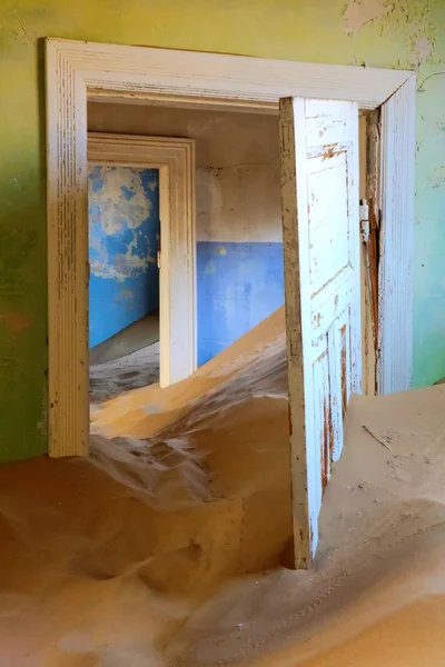 Kolmanskop terk edilmiş evde — Stok fotoğraf