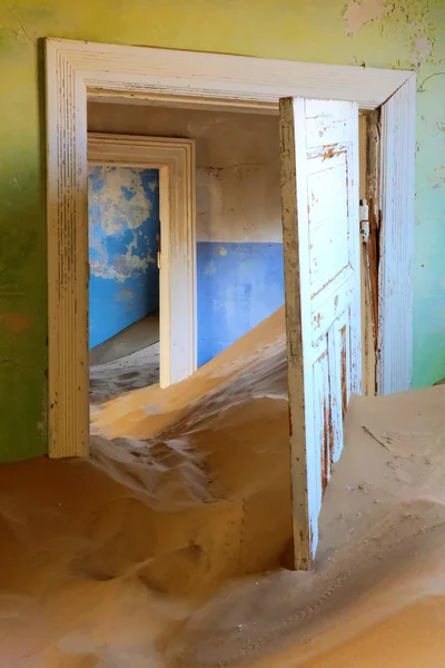 Opuštěný dům na kolmanskop — Stock fotografie