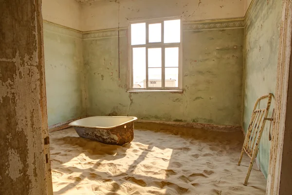 Kolmanskop terk edilmiş evde — Stok fotoğraf