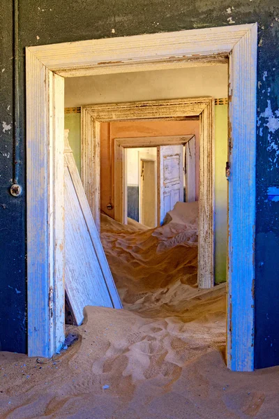 Kolmanskop spökstad dörrar — Stockfoto