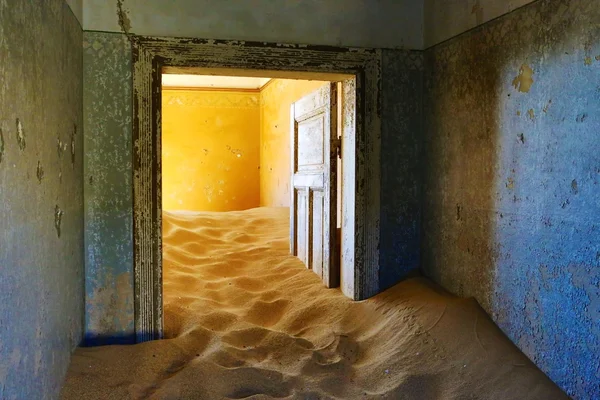 Kolmanskop bir evin iç — Stok fotoğraf