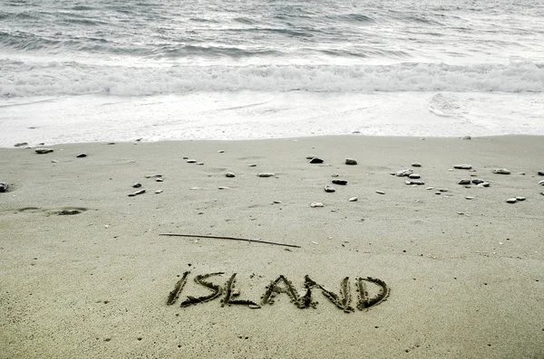 Isola scritta in sabbia sulla spiaggia — Foto Stock