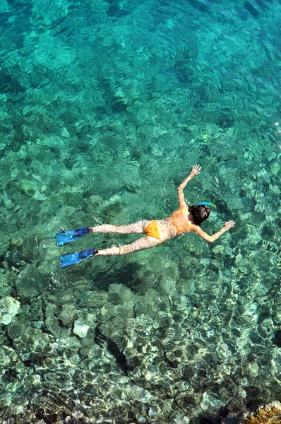 Sopra la vista della donna che fa snorkeling nel mare — Foto Stock