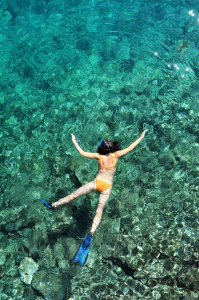 Sopra la vista della donna che fa snorkeling nel mare — Foto Stock