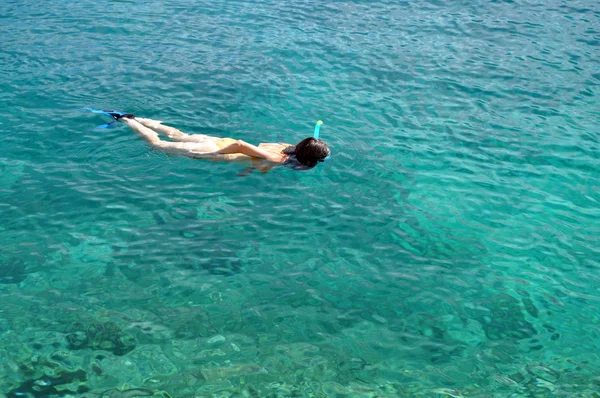 Femme plongée en apnée dans la mer — Photo