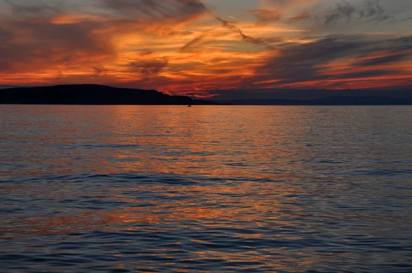 Romantischer Sonnenuntergang am Meer — Stockfoto