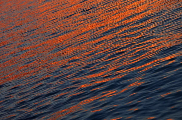 Meerwasseroberfläche im Sonnenuntergang — Stockfoto