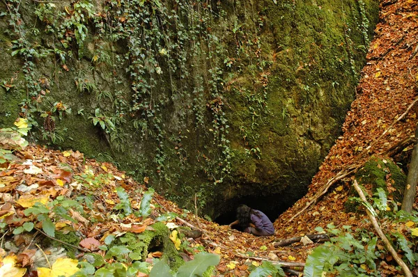 Giriş bir turist ile mağara — Stok fotoğraf