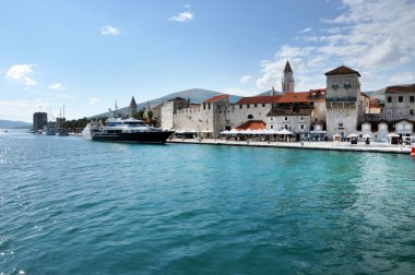 Trogir limanında lüks yat, Hırvatistan