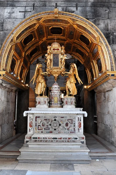 Altare alto all'interno della Cattedrale di San Domnius a Spalato, Croato — Foto Stock