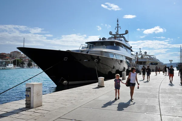 Iate de luxo no porto de Trogir, Croácia — Fotografia de Stock