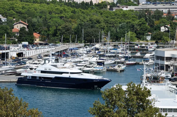 Yate de lujo en el puerto de Zadar, Croacia — Foto de Stock