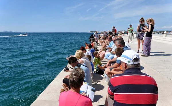 Gente relajándose cerca del órgano marino. Costa de Zadar, Croacia — Foto de Stock