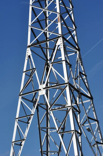 Torre de energía eléctrica contra el cielo azul — Foto de Stock