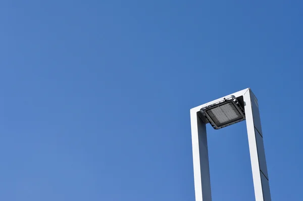 Moderna lámpara de calle contra el cielo azul — Foto de Stock