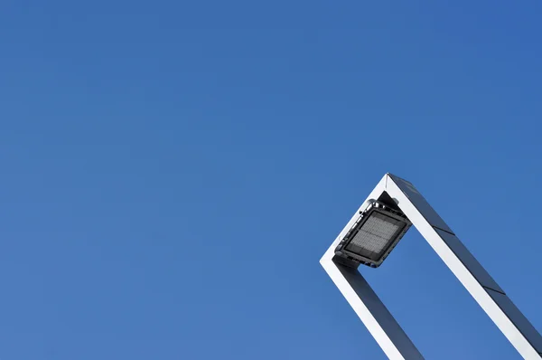 Moderna lámpara de calle contra el cielo azul — Foto de Stock