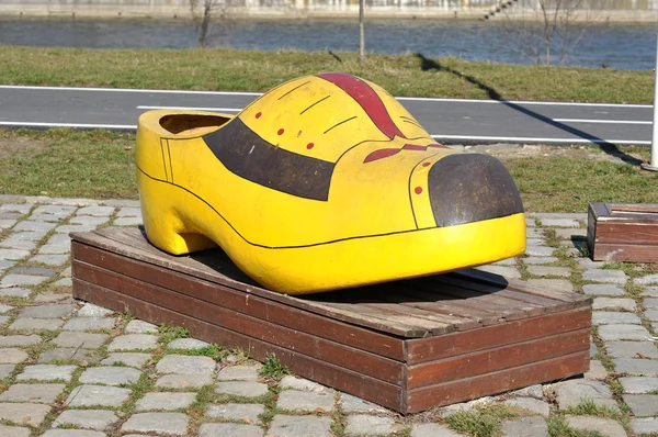 Sapato de madeira holandês amarelo tradicional na rua — Fotografia de Stock