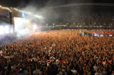 Bulanık parti kalabalığın